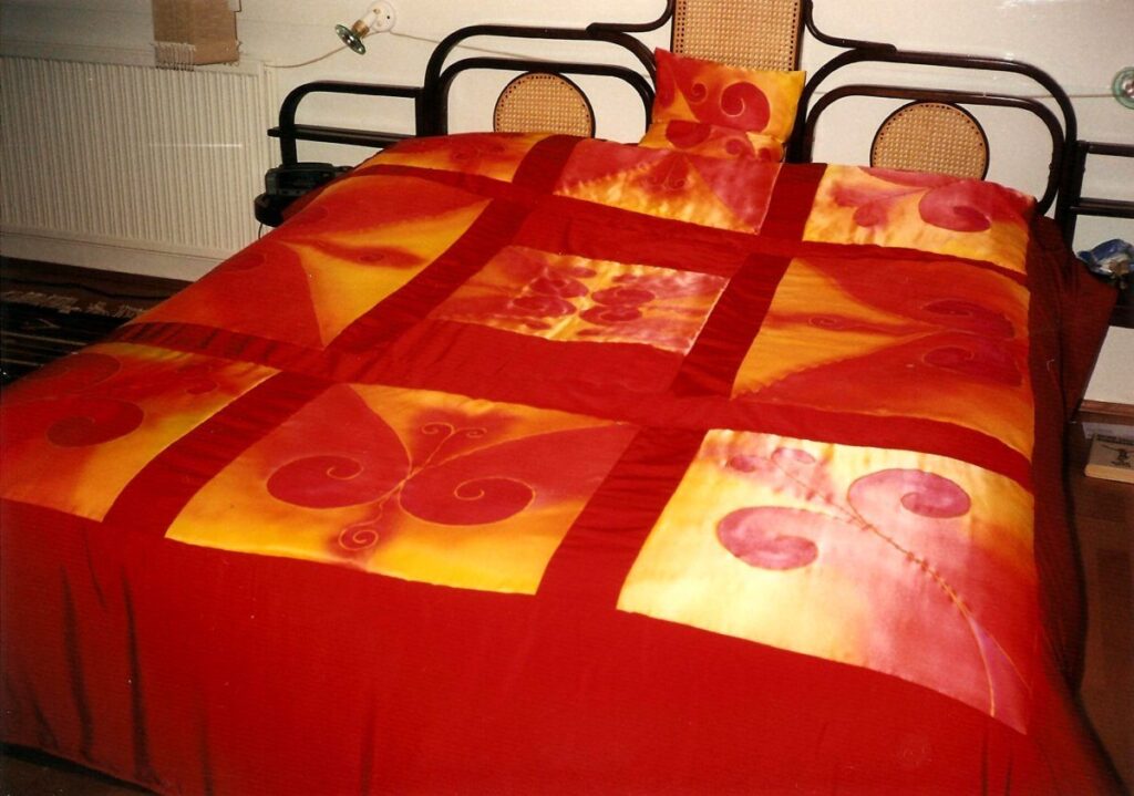 Festett selyem ágytakaró